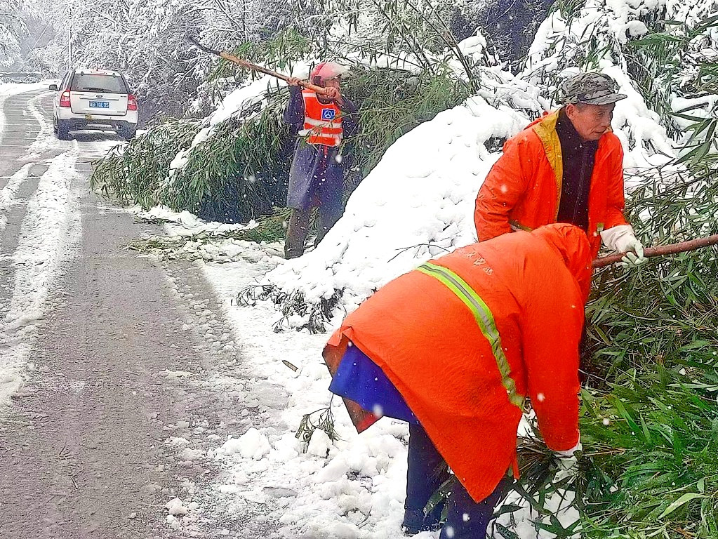 启动紧急预案 除雪抗冰保畅