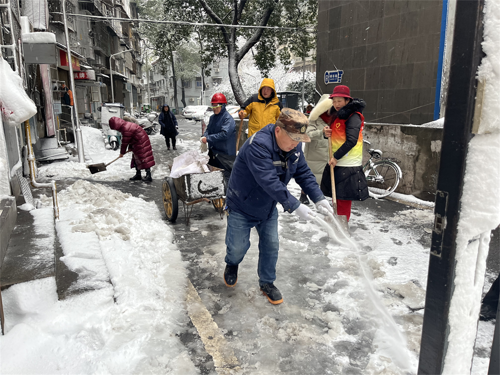 贺家土街道:铲雪除冰保平安 志愿服务暖人心
