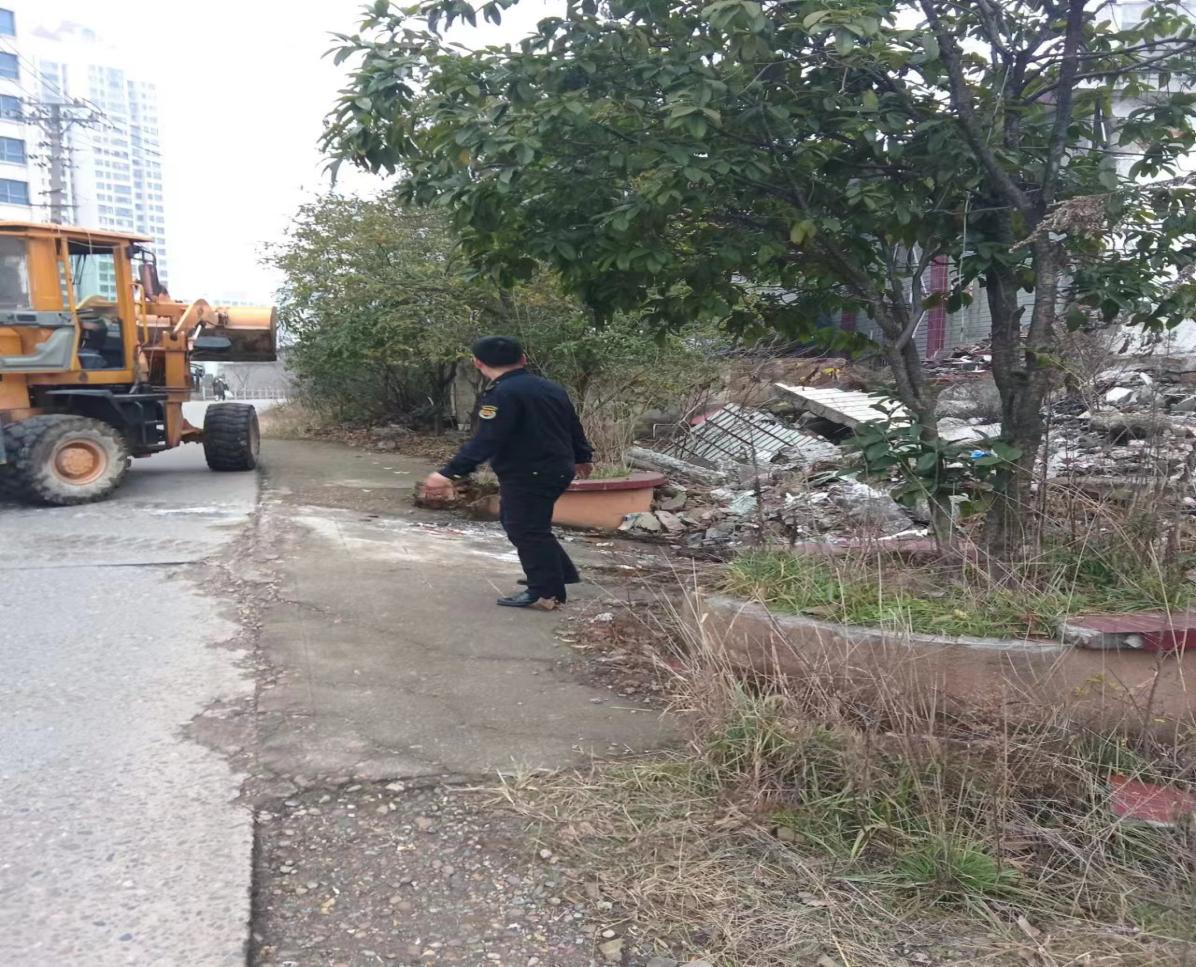 建筑垃圾清理 栗雨城管在行动