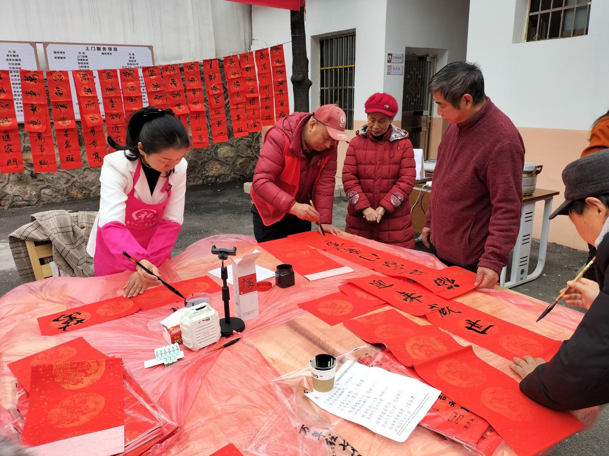 清水塘街道果园社区开展“迎新春·送春联”活动