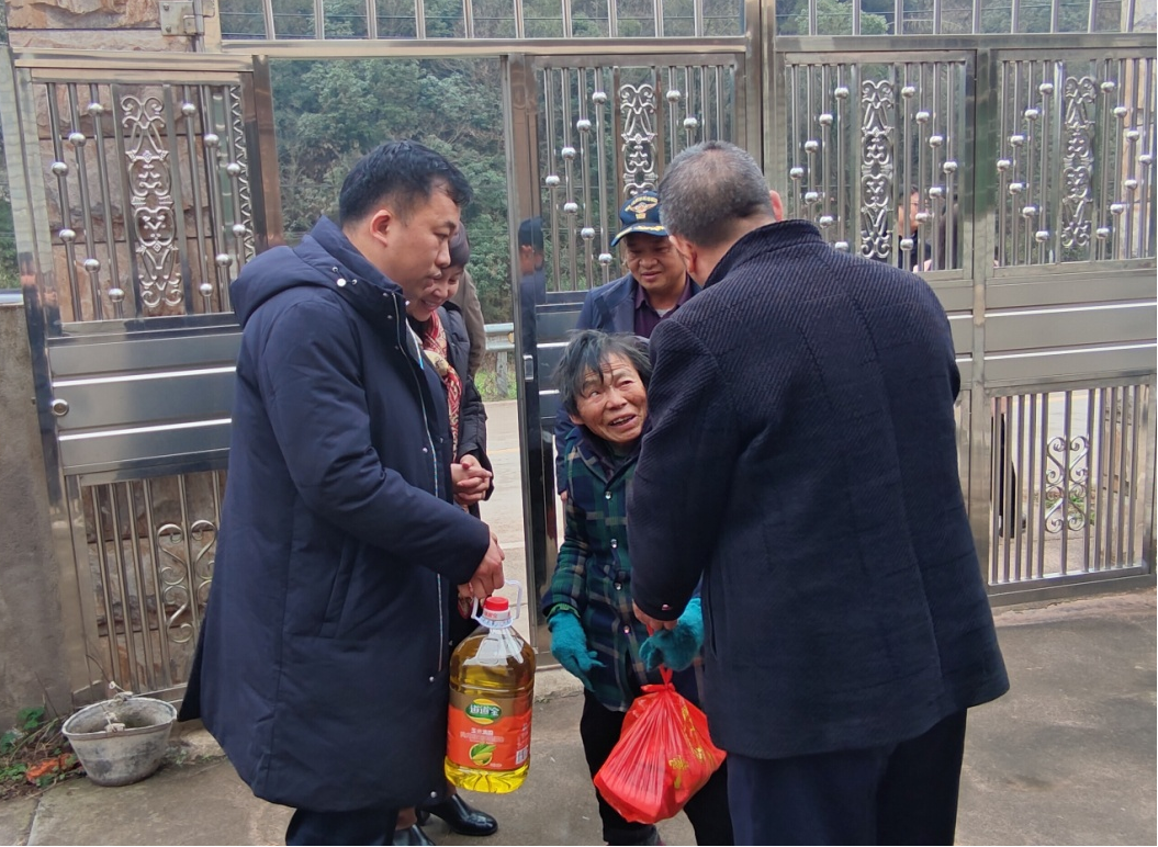 乡贤反哺 情暖寒冬——左权镇开展“乡贤暖冬”慰问行动