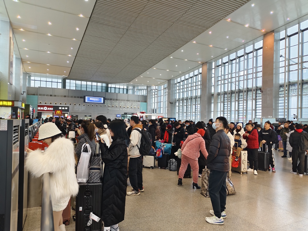 应对雨雪冰冻，株洲西站连续奋战保顺畅