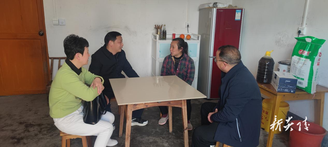 县档案馆：寒冬送温暖 关爱暖人心