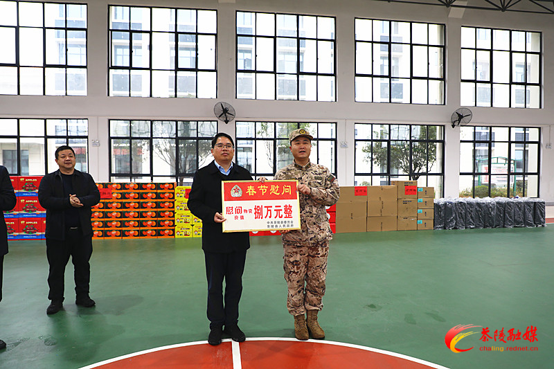 邓元连、杨红兵分别带队开展春节前走访慰问活动
