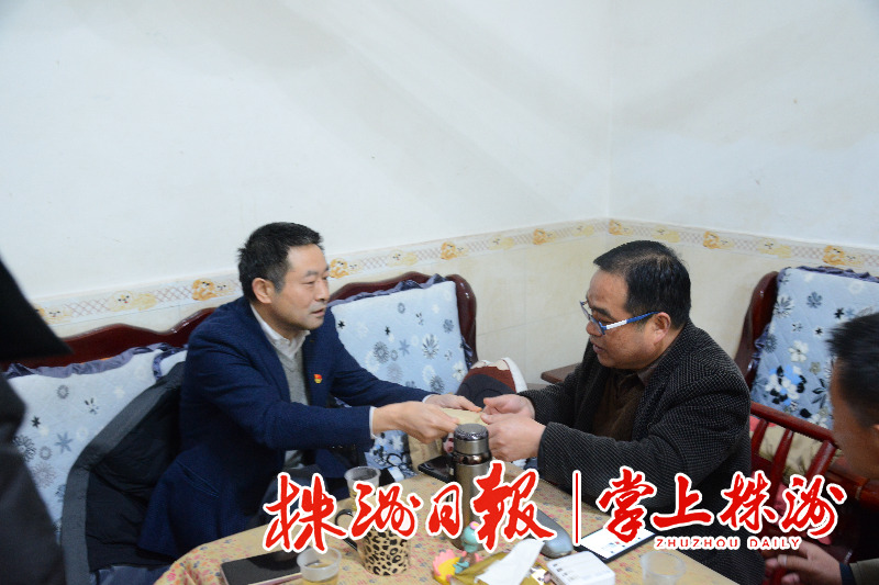 市住建局开展“心系残疾人,寒冬送温暖”关爱服务活动