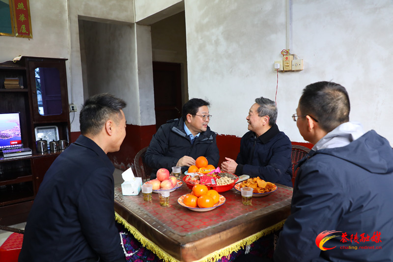 邓元连、杨红兵分别带队开展春节前走访慰问活动