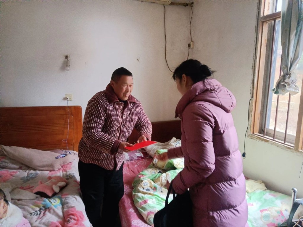 春节走访慰问 情暖退役军人