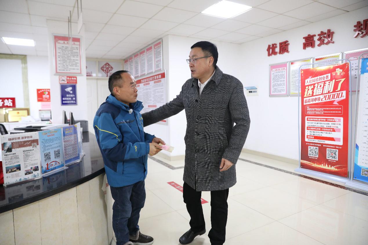 徐业伟深入龙泉街道桠枝塘社区开展新春走访慰问活动