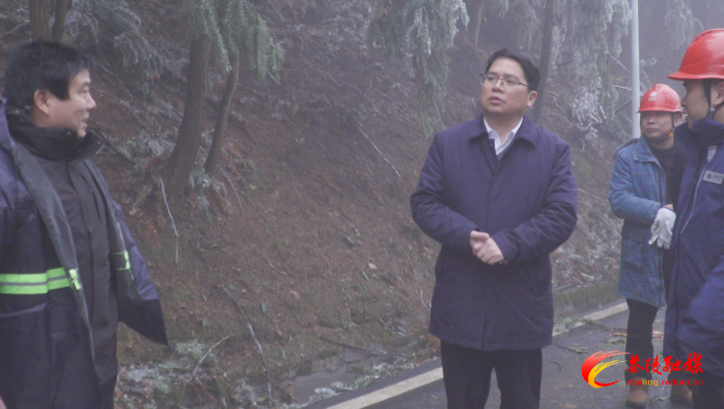 邓元连督导低温雨雪冰冻灾害防范工作