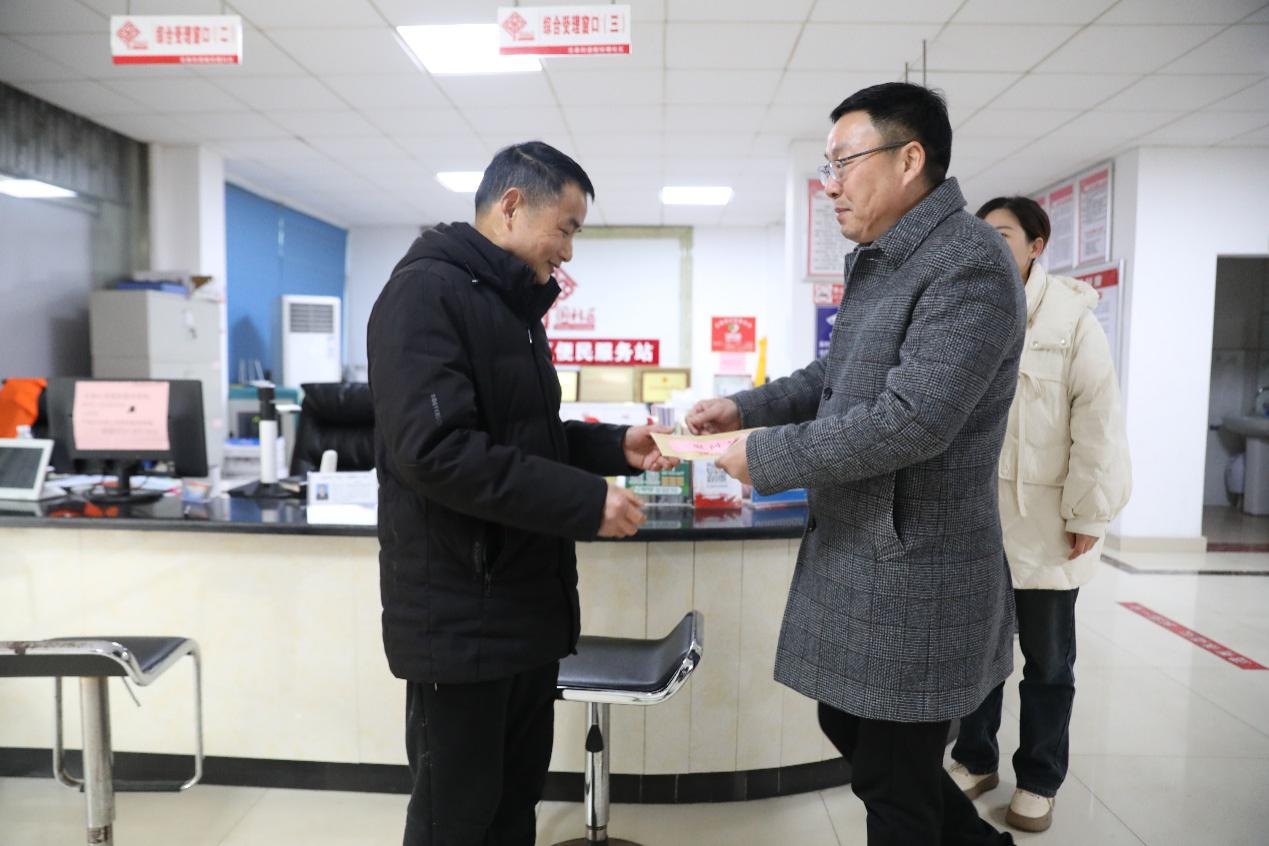 徐业伟深入龙泉街道桠枝塘社区开展新春走访慰问活动