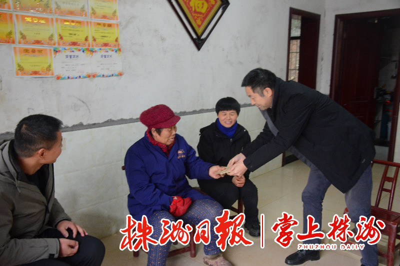 市住建局开展“心系残疾人,寒冬送温暖”关爱服务活动