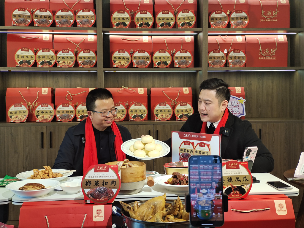 荷塘区商务局局长上阵直播带货 为餐饮企业“加油”