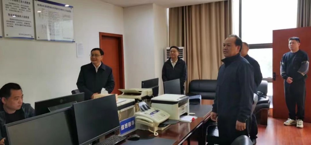 阳望平督导假期城市运行安全 看望慰问坚守岗位的应急工作人员