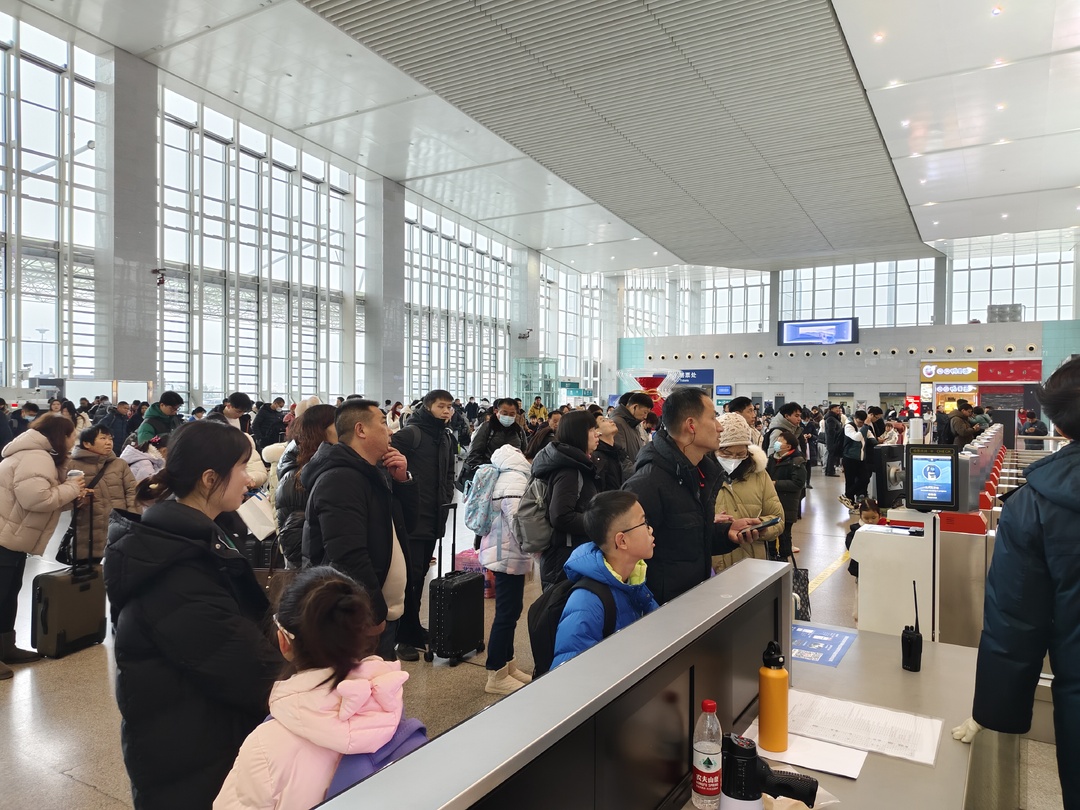 应对雨雪冰冻，株洲西站连续奋战保顺畅