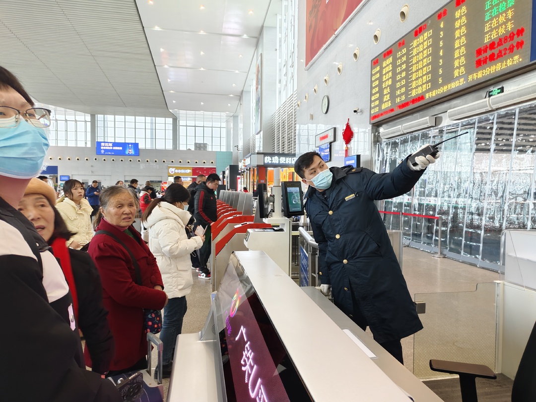 应对雨雪冰冻，株洲西站连续奋战保顺畅