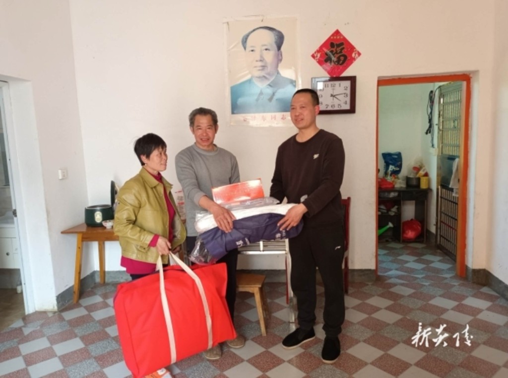 霞阳镇：情系特困供养户，防寒物资暖人心