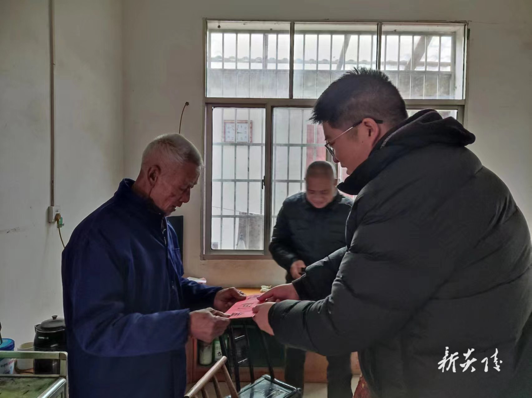 船形乡：春节慰问暖人心 关心关爱传真情
