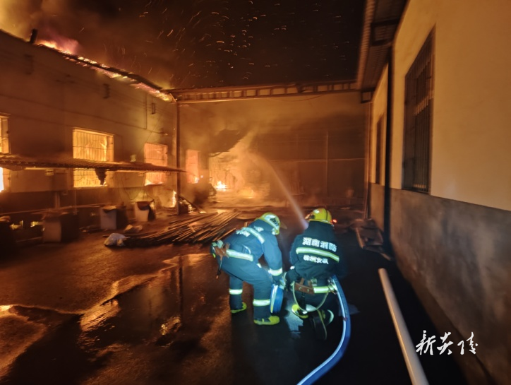 县消防救援大队成功处置两起夜间灭火救援任务