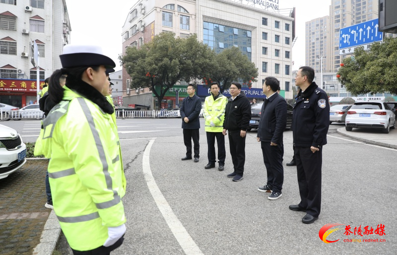 邓元连、杨红兵春节前夕带队看望慰问一线工作人员