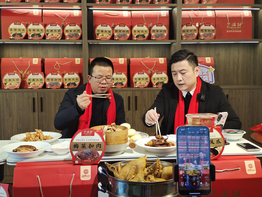 荷塘区商务局局长上阵直播带货 为餐饮企业“加油”