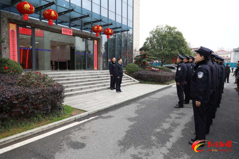 邓元连、杨红兵春节前夕带队看望慰问一线工作人员