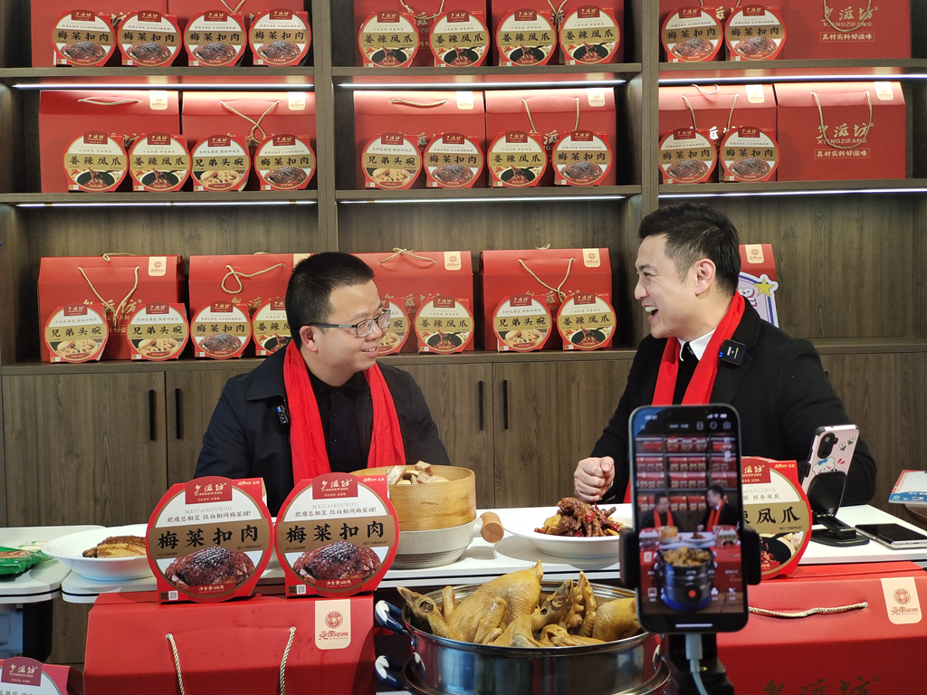 荷塘区商务局局长上阵直播带货 为餐饮企业“加油”