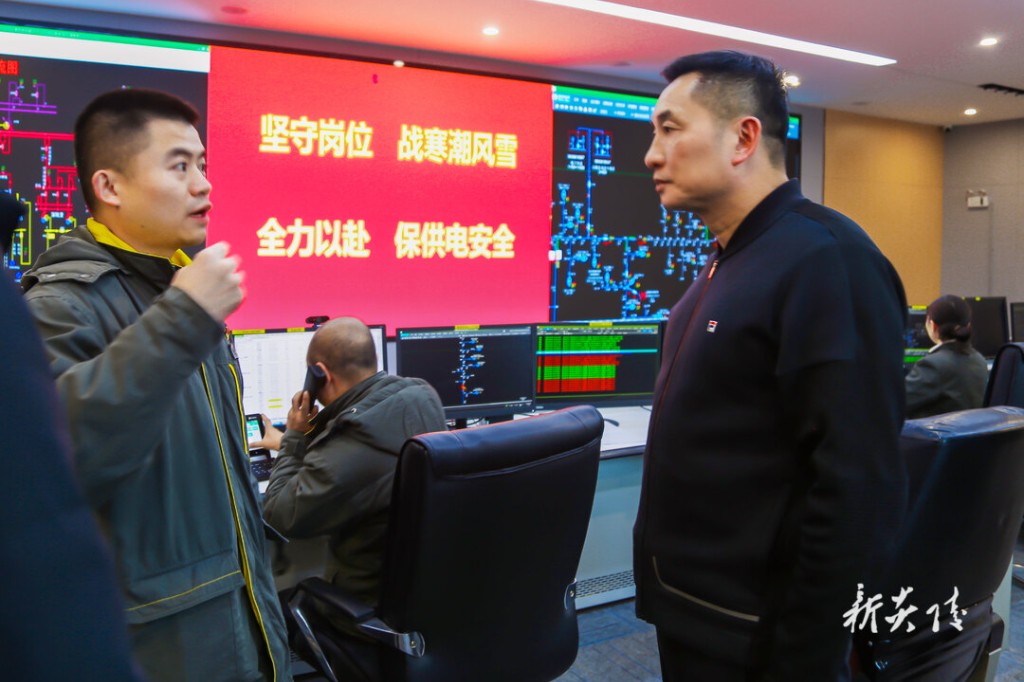 尹朝晖调度防范应对低温雨雪冰冻天气和电力保供工作
