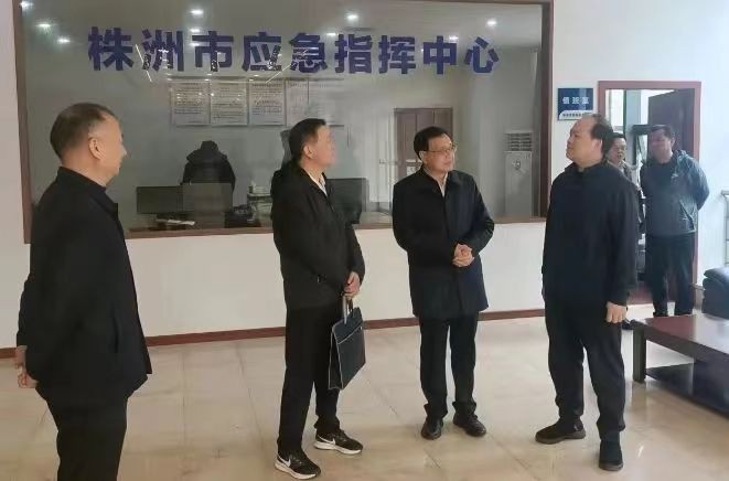 阳望平督导假期城市运行安全 看望慰问坚守岗位的应急工作人员