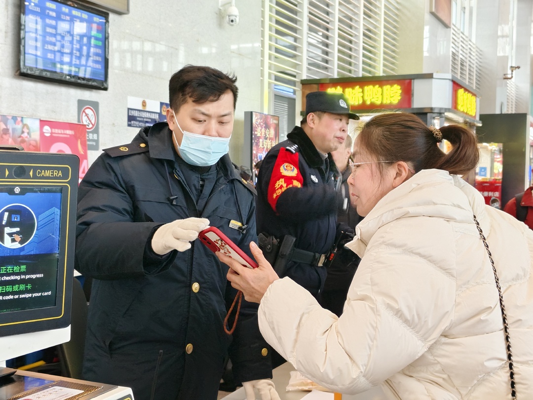 应对雨雪冰冻，株洲西站连续奋战保顺畅