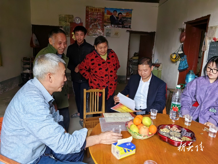 神农谷管理局走访慰问困难学子