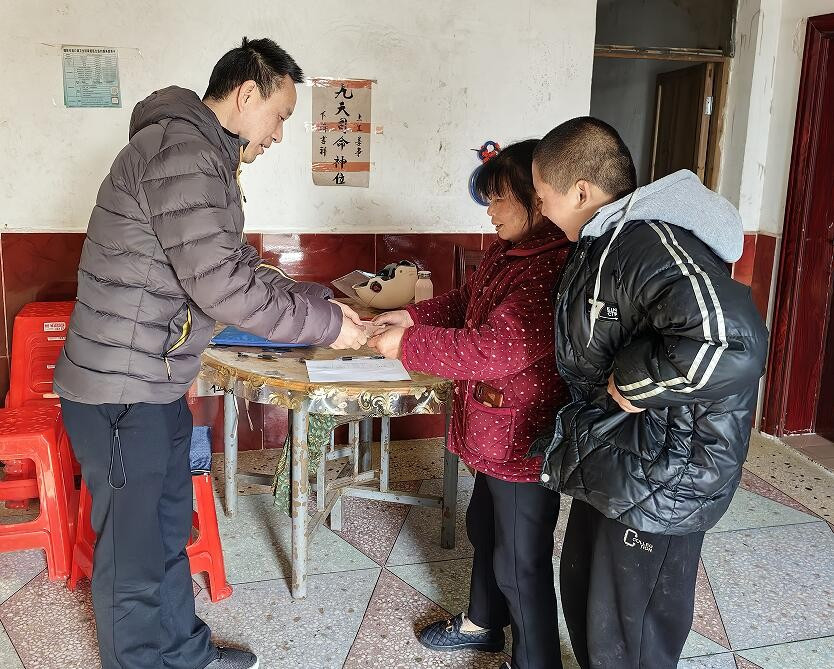 市残联组织开展走访慰问残疾人活动
