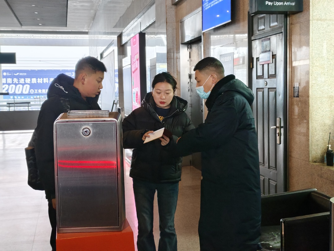 应对雨雪冰冻，株洲西站连续奋战保顺畅