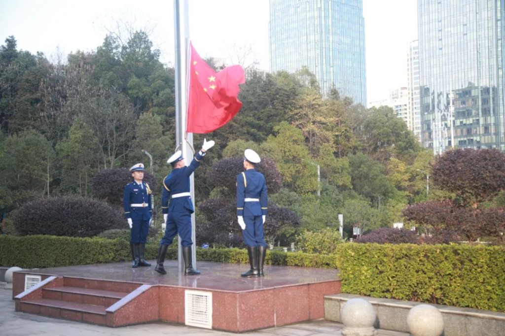 新春首个工作日：株洲高新区（天元区）举行升国旗仪式