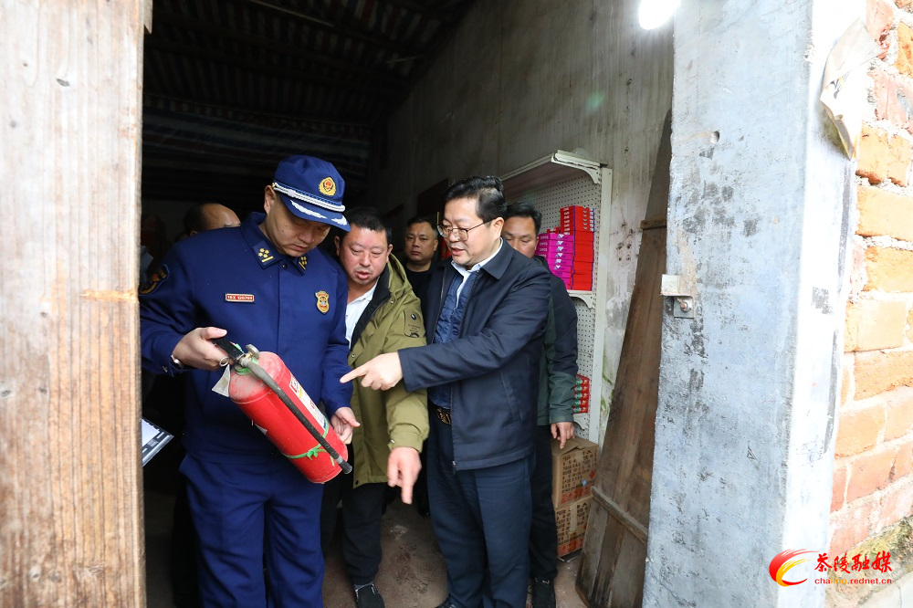 杨红兵督导安全生产、消防安全、节日保供等工作