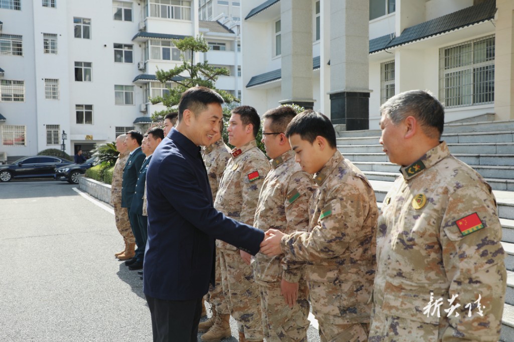 尹朝晖慰问驻炎部队官兵和公安干警