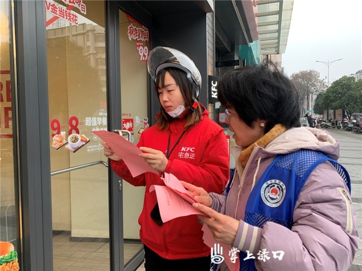 渌口区城管局开展“规范停车 文明劝导”志愿服务活动