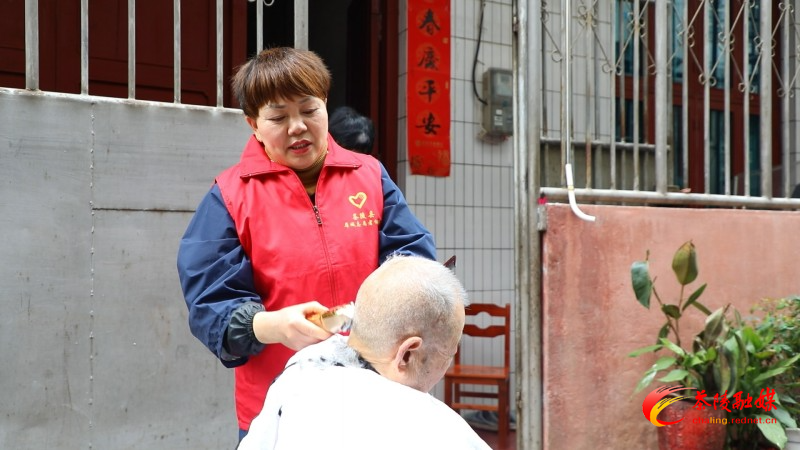 二月二：志愿者为小区居民免费理发