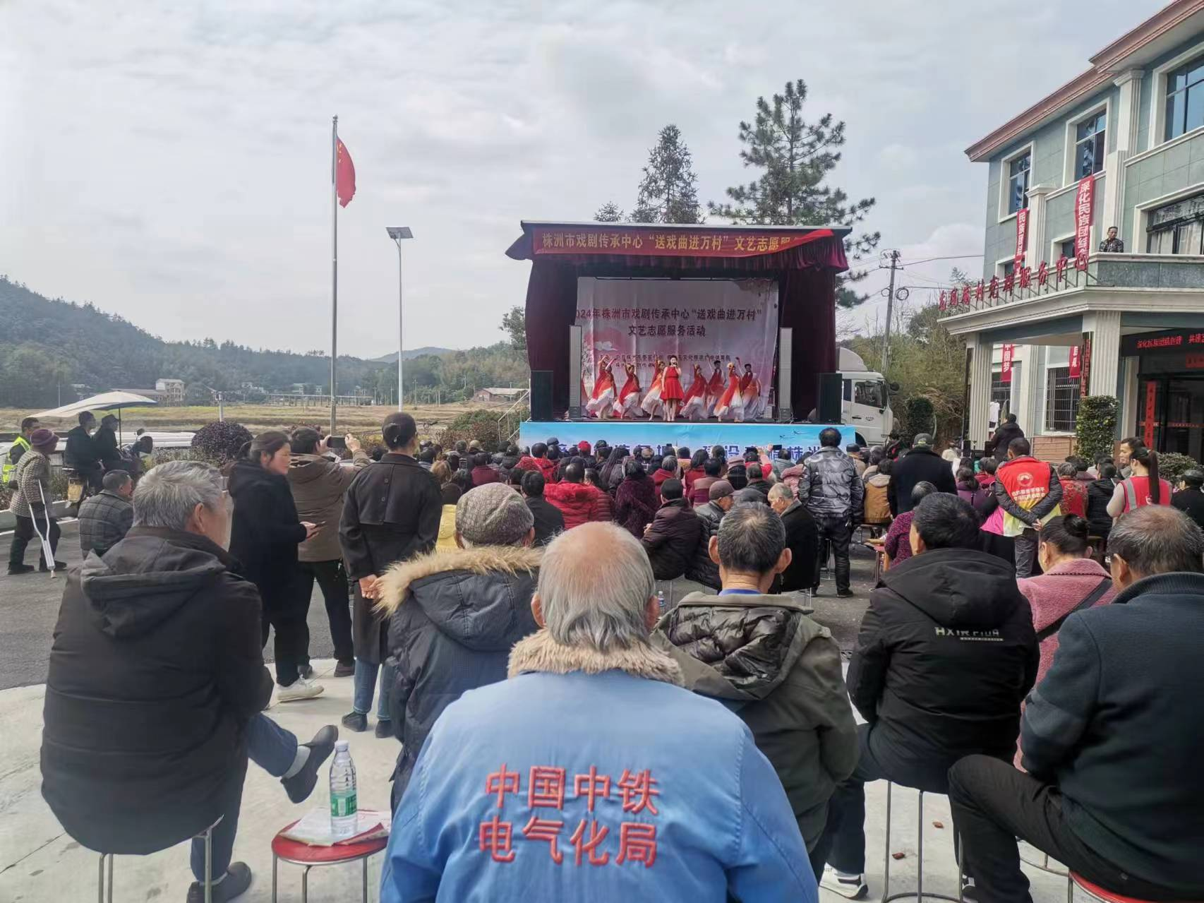 2024年“湖南公共文化进村入户·送戏曲进乡村” 文化惠民活动走进芦淞区白关镇龙凤庵村