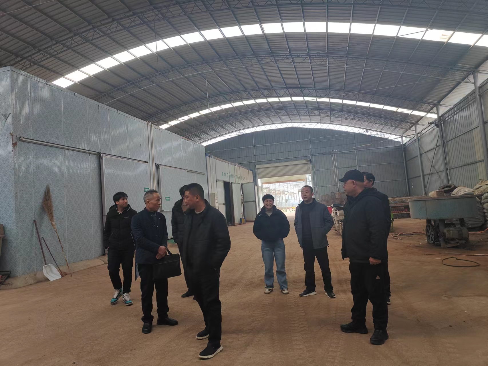 龙凡平主任一行于攸县农机合作社进行水稻机育秧培训前调研