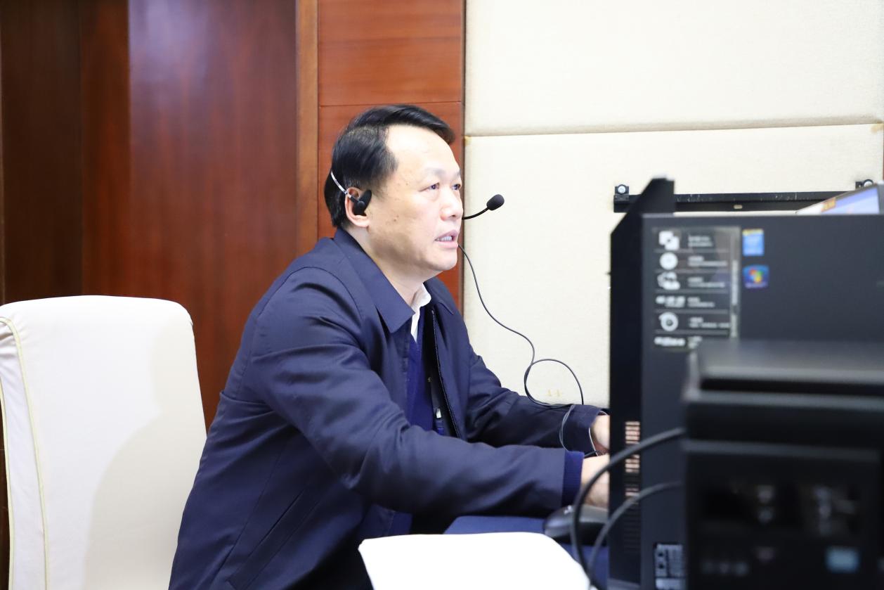 省第一生态环境保护督察组组长接听群众来电