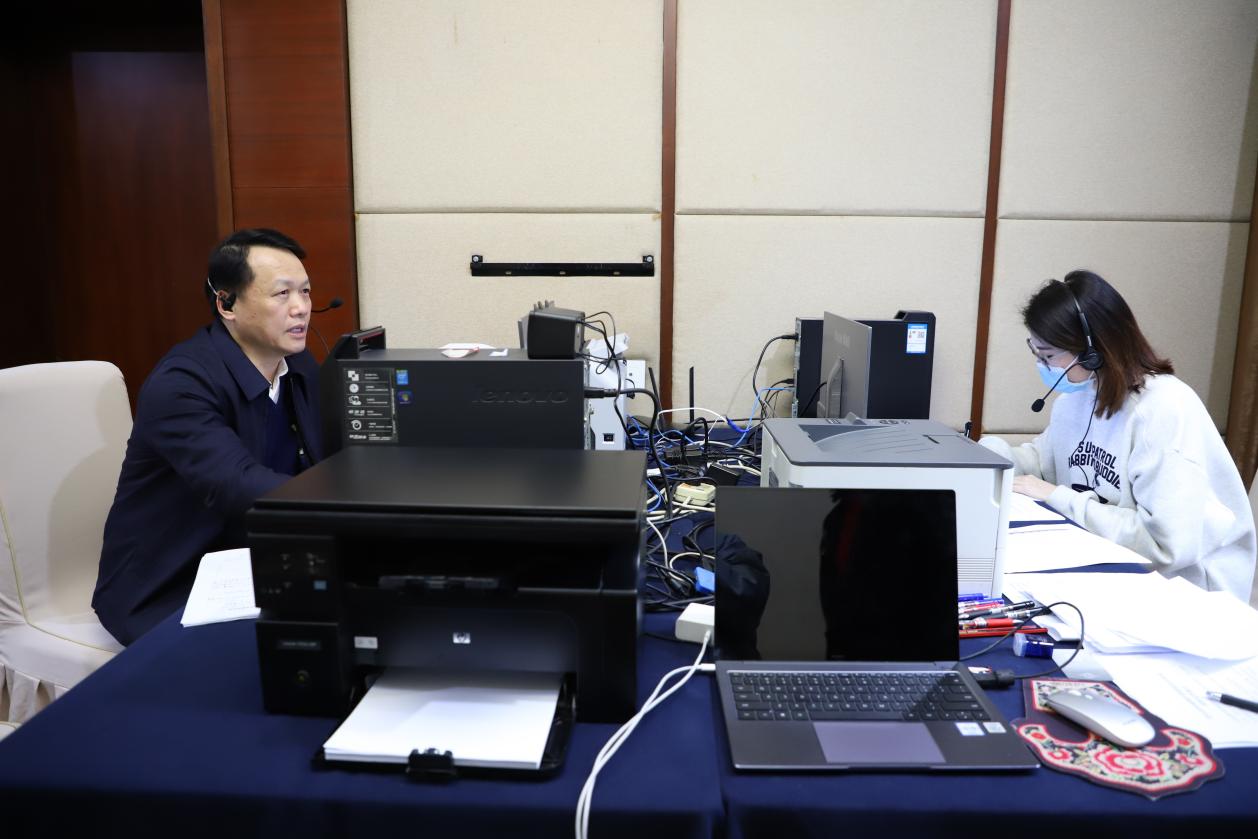 省第一生态环境保护督察组组长接听群众来电