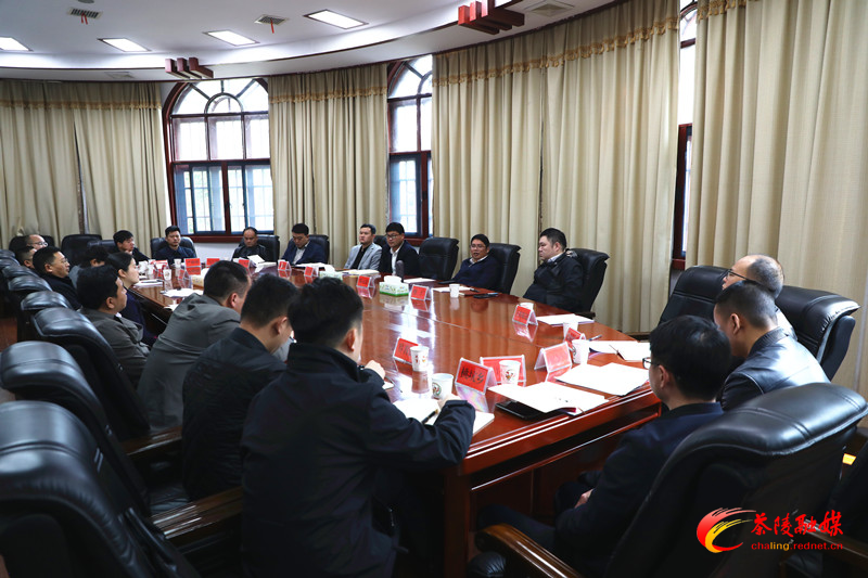 邓元连与乡镇（街道）党（工）委书记开展集体廉政谈话