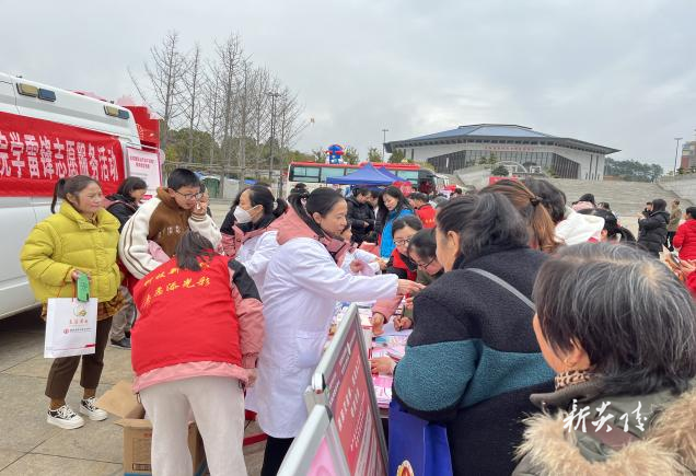 县妇幼保健院开展学雷锋义诊活动