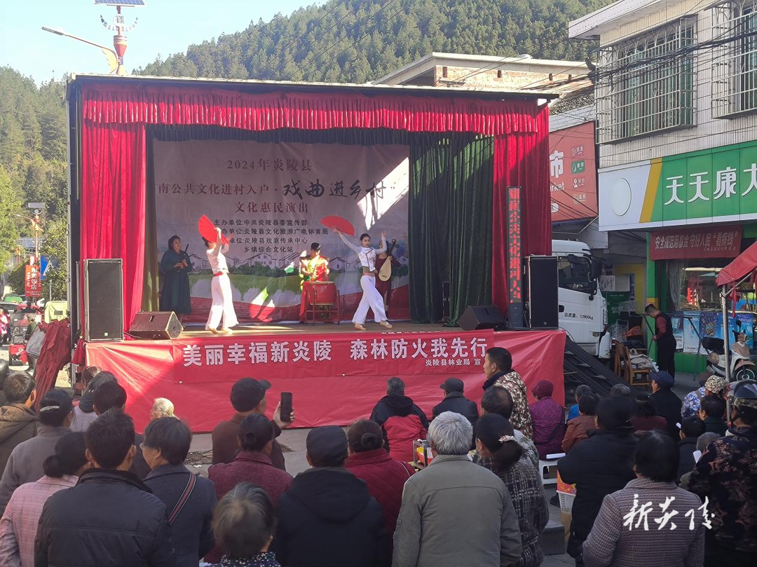 中村瑶族乡：送戏下乡 让乡村添活力