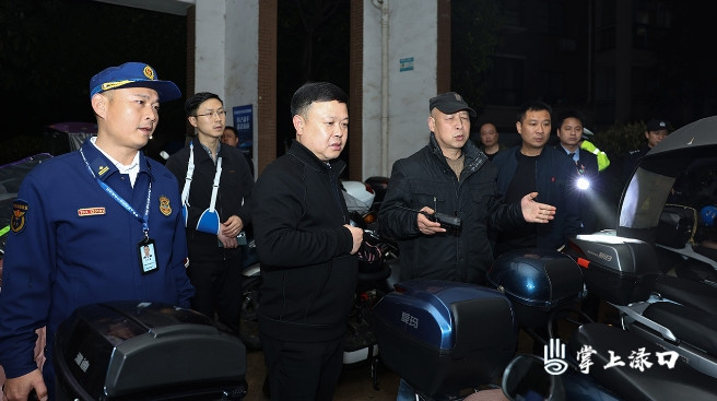 李晓彤夜查城区部分住宅小区消防安全工作