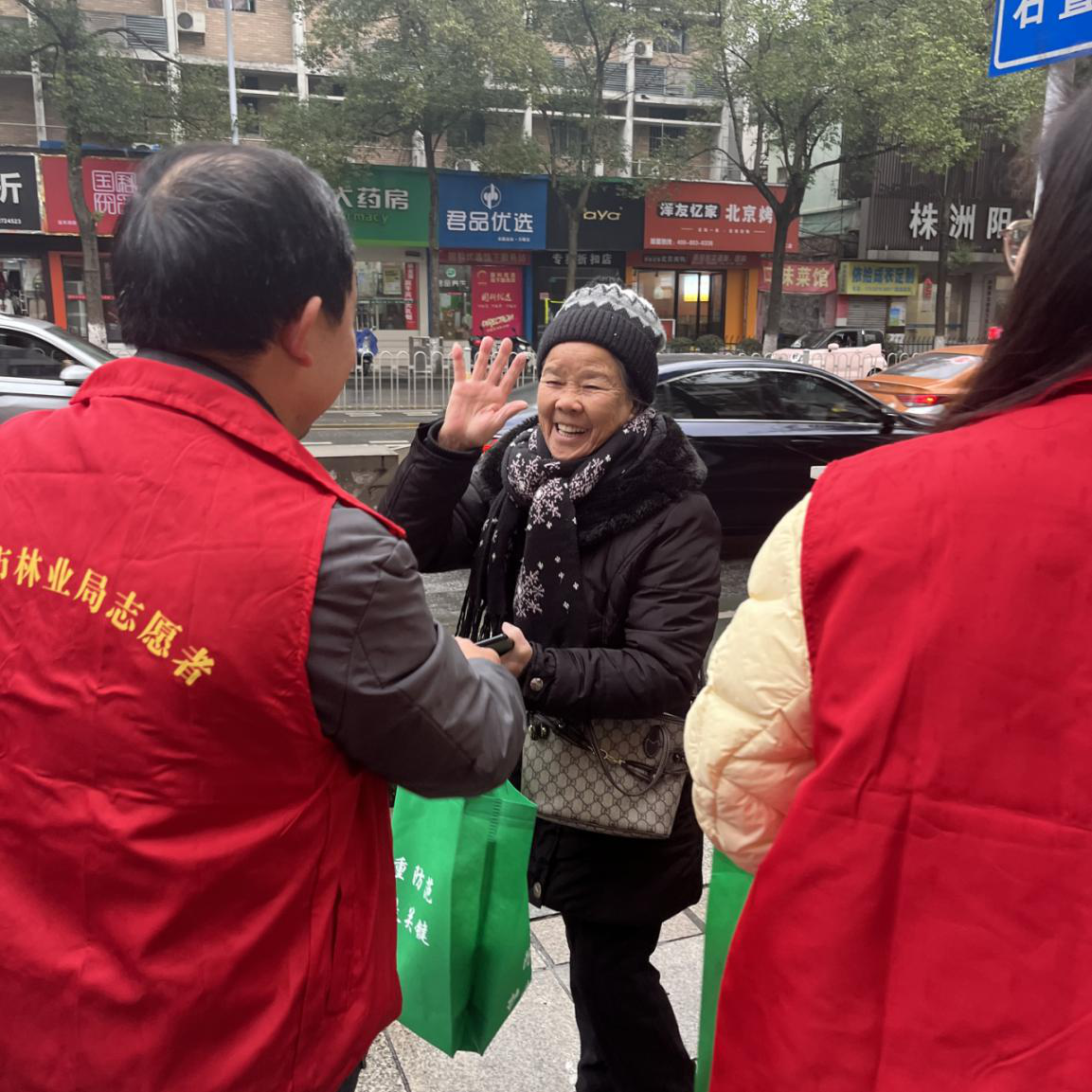 学习雷锋热情高 志愿服务暖民心