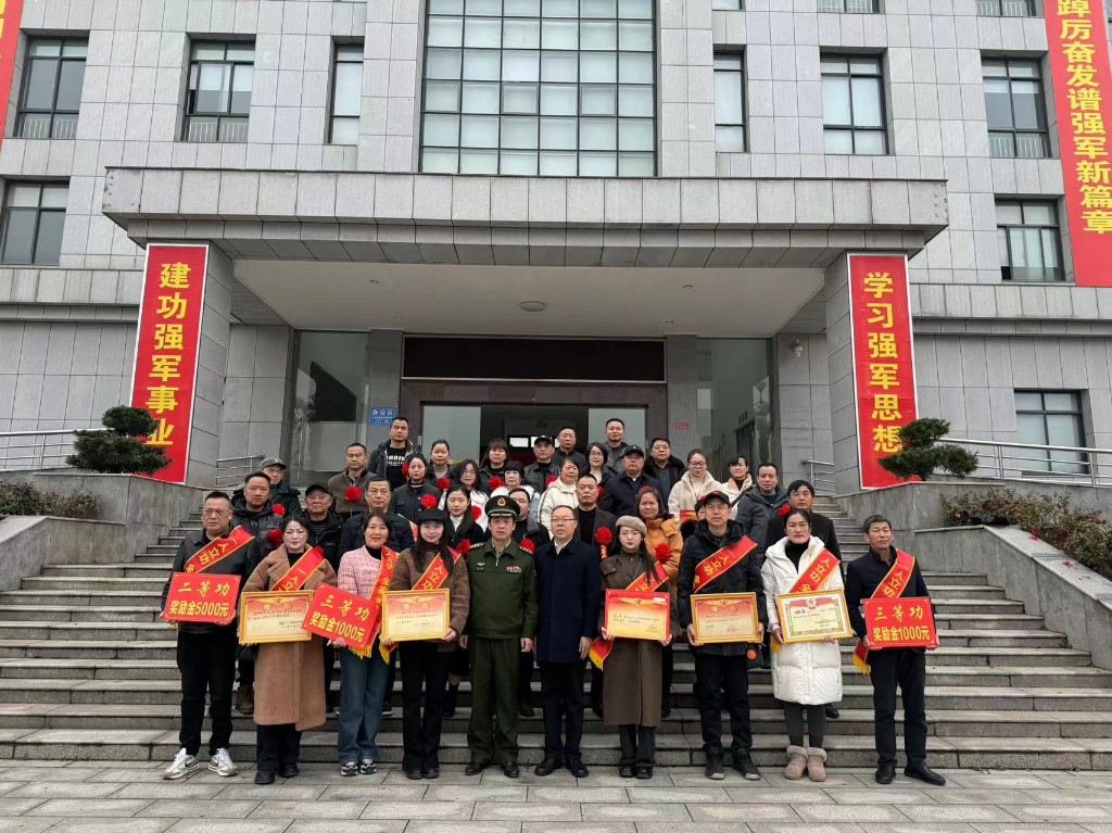 芦淞区:为33名立功受奖军人家庭集体送喜报