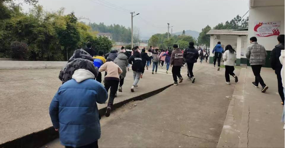 龙潭镇中心学校开展消防安全系列活动