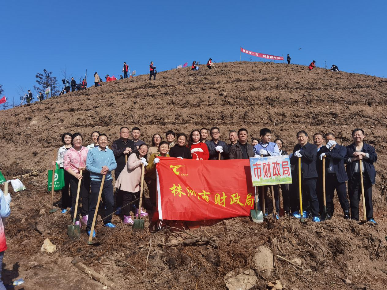 绿意春日  共筑生态梦  ——市财政局开展义务植树活动