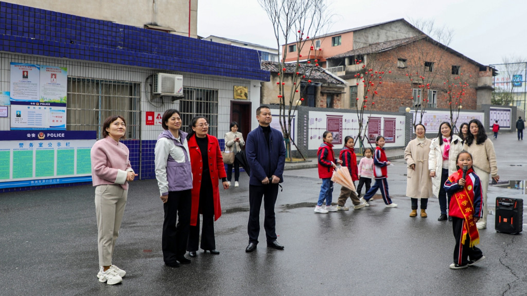 赖晓智走访调研联点学校